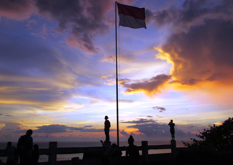 sunset tugu nol kilometer