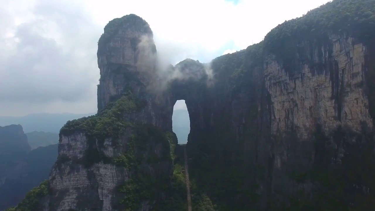 Небесная арка. Тяньмэньшань гора небесные ворота. Китай гора Тяньмэнь небесные врата. Пещера Тяньмэнь, Чжанцзяцзе, Китай. Национальный парк "гора Тяньмэнь", Китай.