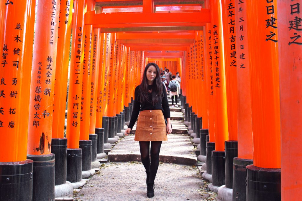berfoto di tempat wisata Fushimi Inari-Taisha