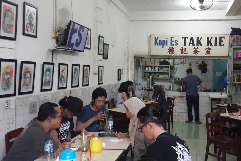 Suasana DI Kedai Kopi Es Tak Kie