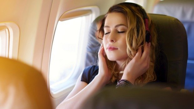 3 Tips Ampuh Untuk Kurangi Sakit Telinga Saat di Pesawat