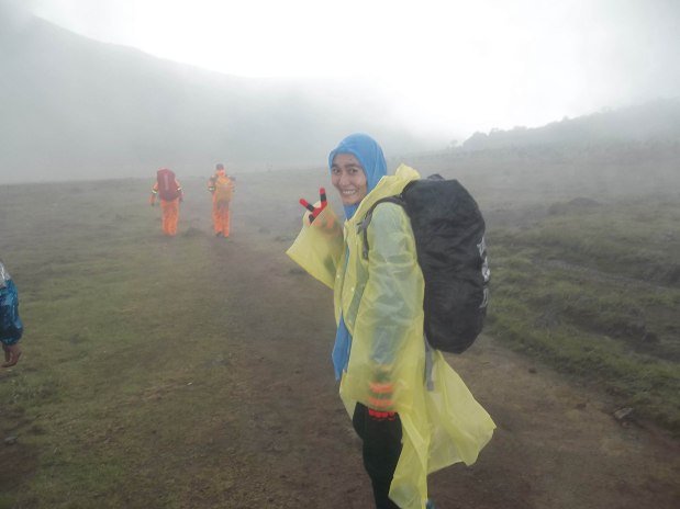 ponco plastik saat naik gunung ketika hujan tiba