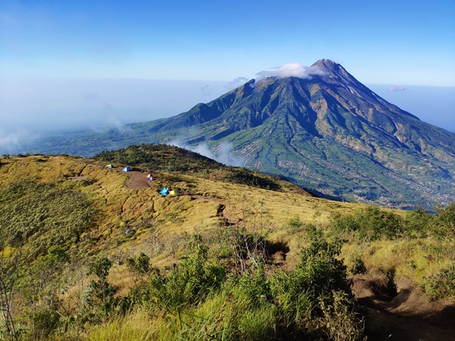 10 Gunung Tertinggi Di Indonesia Yang Cocok Untuk Pecinta Wisata Alam 4