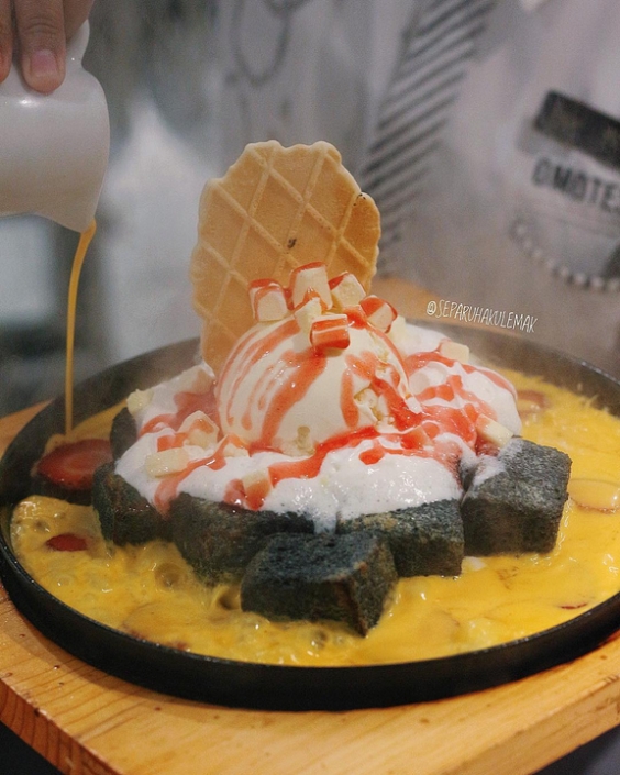 5 Roti Charcoal Yang Sedang Hits Dan Populer Di Jakarta