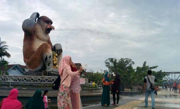 Patung bekantan terdapat di kota