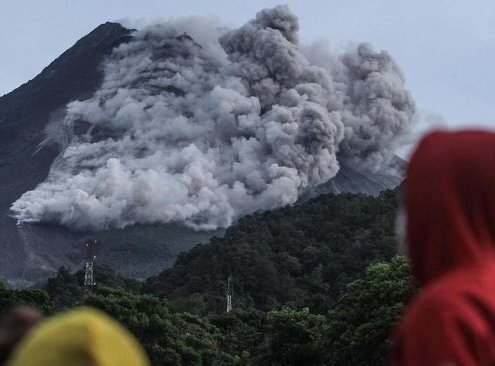 Gunung Merapi Kembali Erupsi Besar Dengan Awan Panas Muncul