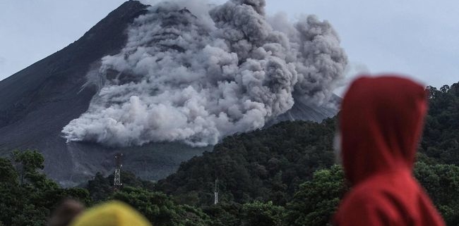 Gunung Merapi Kembali Erupsi Besar Dengan Awan Panas Muncul