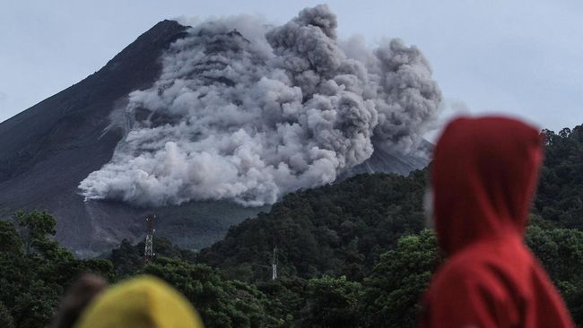 Gunung Merapi Kembali Erupsi Besar Dengan Awan Panas Muncul