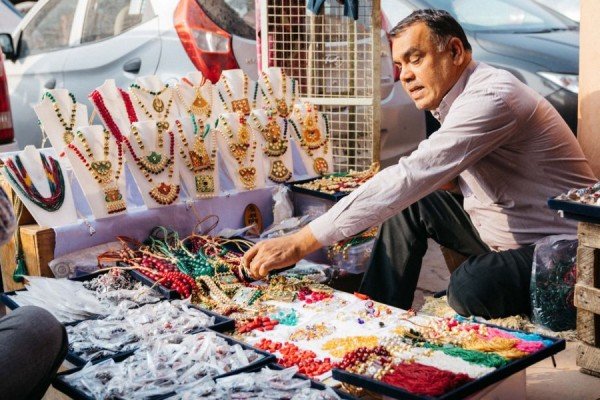 Berburu Barang Antik Di 5 Flea Market Terpopuler Di India 5