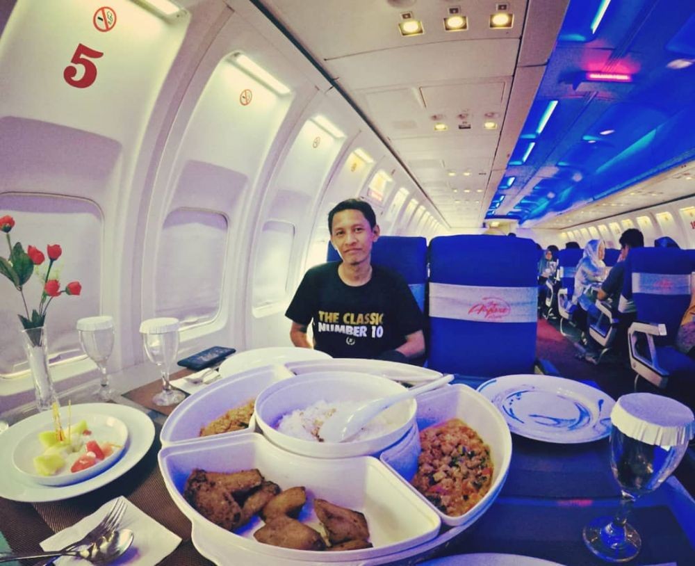 Makan Di Dalam Pesawat Tanpa Harus Beli Tiket, Bisa Kok ! 2