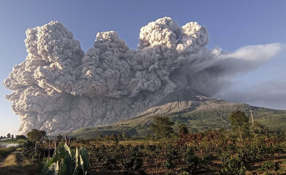 Bahaya ! Gunung Sinabung Kembali Erupsi, 40 Desa Terancam Tertutup Abu Vulkanik 2