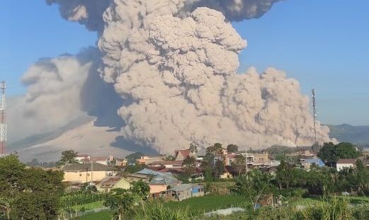 Bahaya ! Gunung Sinabung Kembali Erupsi, 40 Desa Terancam Tertutup Abu Vulkanik 3