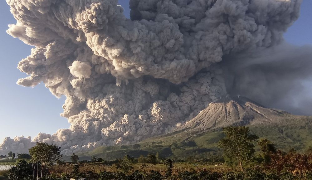 Bahaya ! Gunung Sinabung Kembali Erupsi, 40 Desa Terancam Tertutup Abu Vulkanik 4