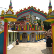 Wisata Ramadhan Mengunjungi Masjid Full Color Di Tengah Perkampungan Garut