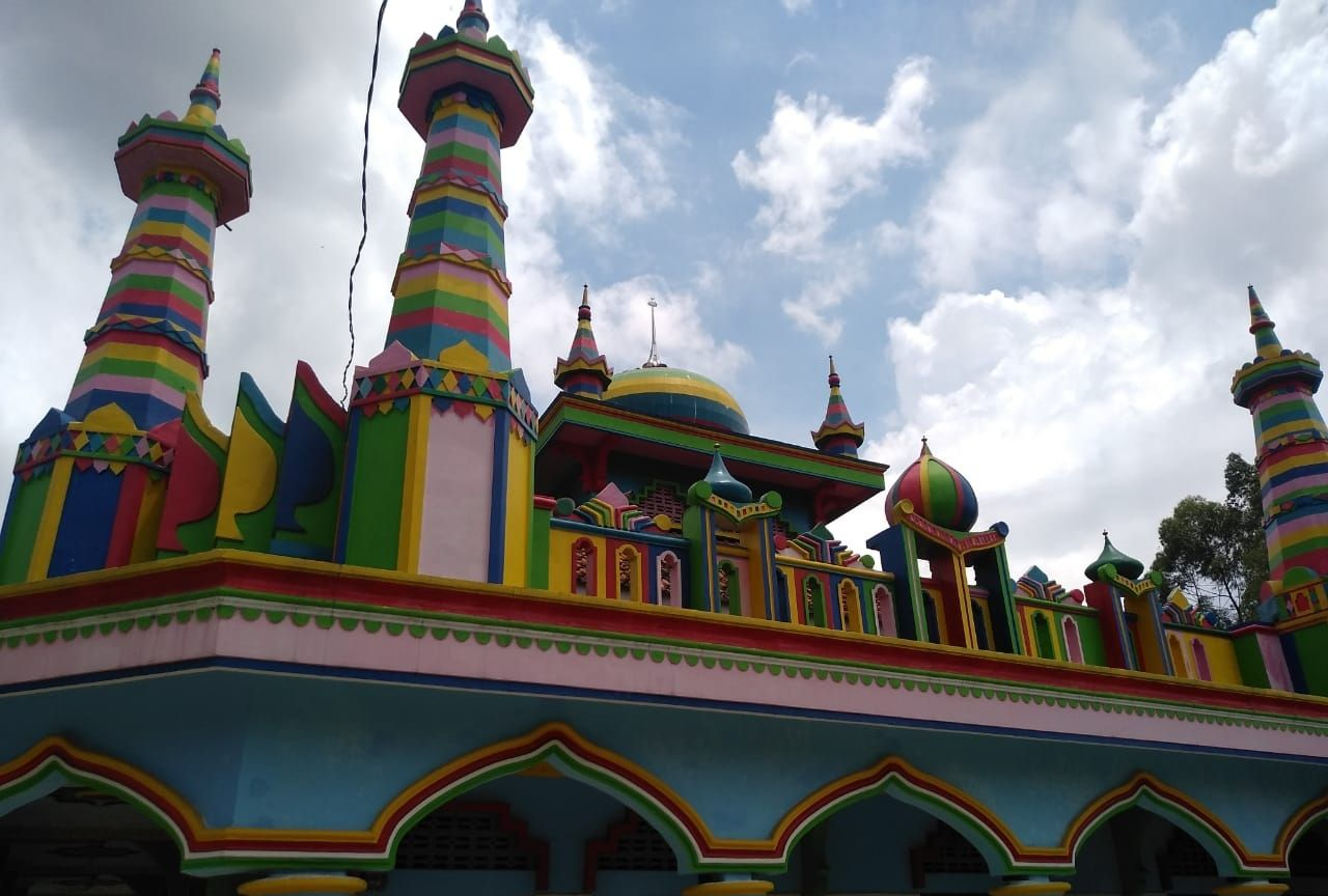 Wisata Ramadhan Mengunjungi Masjid Full Color Di Tengah Perkampungan Garut 2