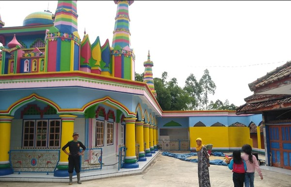 Wisata Ramadhan Mengunjungi Masjid Full Color Di Tengah Perkampungan Garut 3