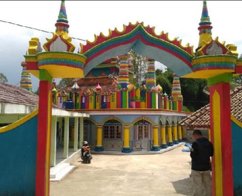 Wisata Ramadhan Mengunjungi Masjid Full Color Di Tengah Perkampungan Garut