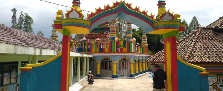 Wisata Ramadhan Mengunjungi Masjid Full Color Di Tengah Perkampungan Garut