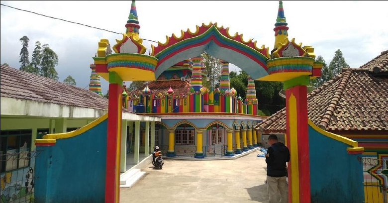 Wisata Ramadhan Mengunjungi Masjid Full Color Di Tengah Perkampungan Garut