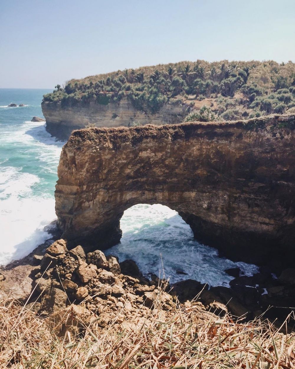 Warga Jakarta Tidak Harus Liburan Ke Bali ! Kunjungi 8 Wisata Pantai Jawa Yang Mirip Pulau Dewata Ini 2