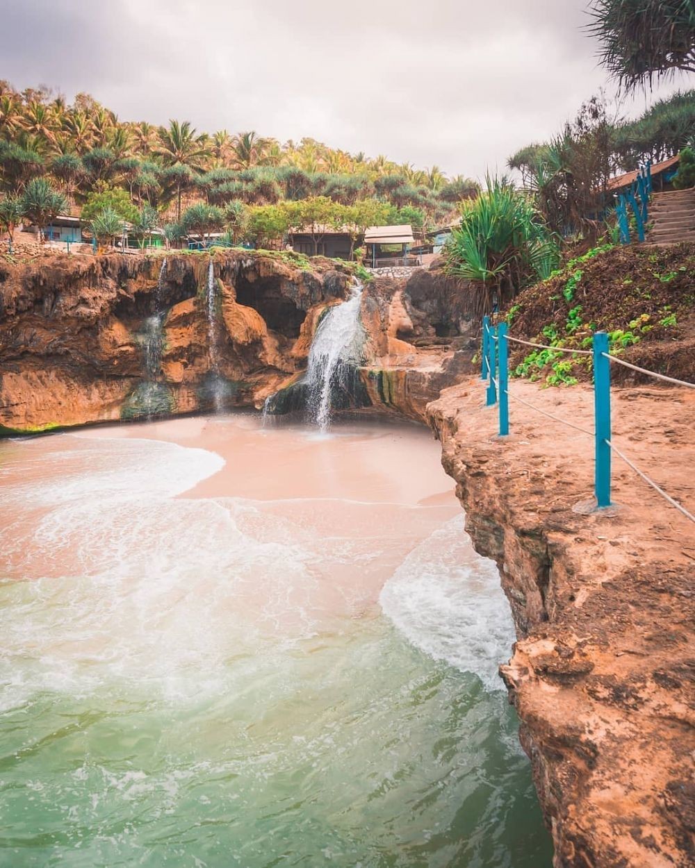 Warga Jakarta Tidak Harus Liburan Ke Bali ! Kunjungi 8 Wisata Pantai Jawa Yang Mirip Pulau Dewata Ini