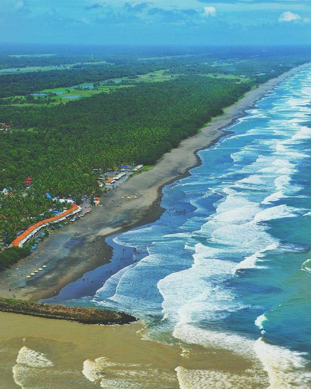 7 Destinasi Wisata Pantai Jawa Tengah Dengan Pemandangan Eksotis 4
