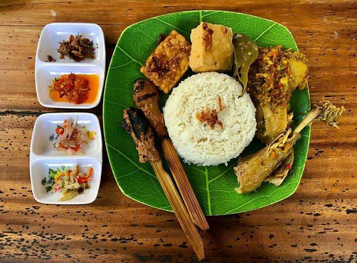 5 Pilihan Tempat Makan Keluarga Pura Tanah Lot, Harga Terjangkau dan Makanan Lezat 2