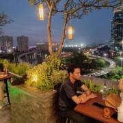 5 Kafe Rooftop Romantis Jakarta Terbaik untuk Menghabiskan Malam Romantis bersama si Dia