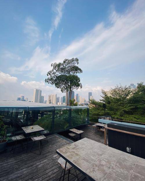 5 Kafe Rooftop Romantis Jakarta Terbaik untuk Menghabiskan Malam Romantis bersama si Dia 2