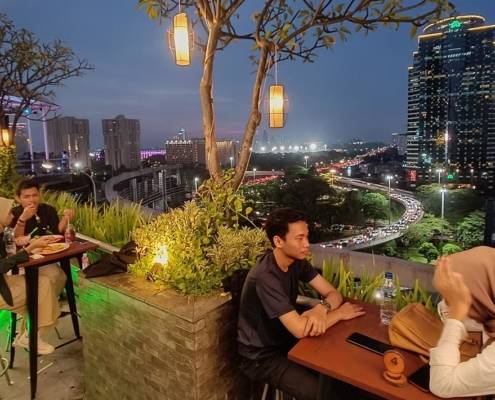 5 Kafe Rooftop Romantis Jakarta Terbaik untuk Menghabiskan Malam Romantis bersama si Dia