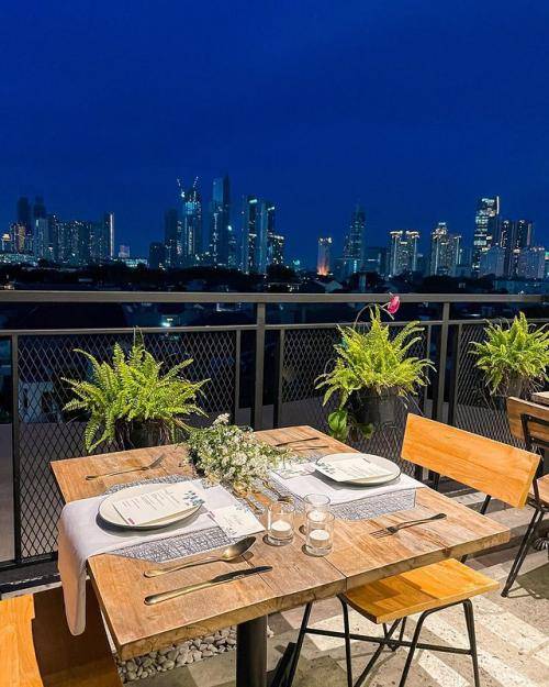 5 Kafe Rooftop Romantis Jakarta Terbaik untuk Menghabiskan Malam Romantis bersama si Dia 5