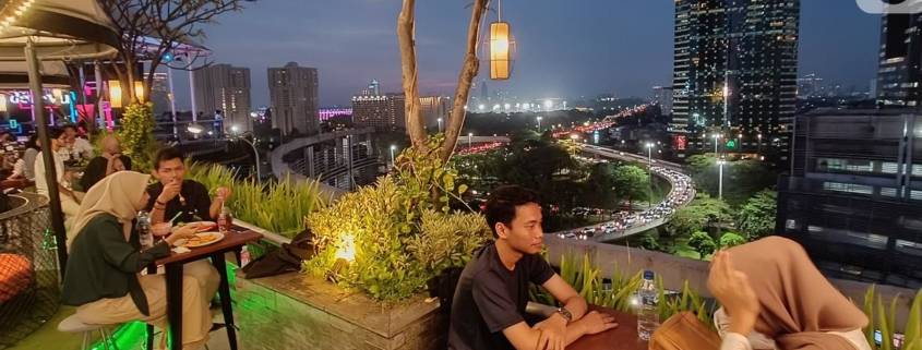 5 Kafe Rooftop Romantis Jakarta Terbaik untuk Menghabiskan Malam Romantis bersama si Dia