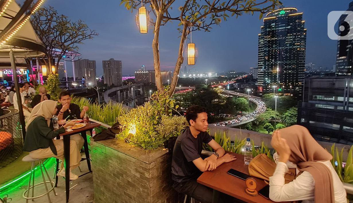 5 Kafe Rooftop Romantis Jakarta Terbaik untuk Menghabiskan Malam Romantis bersama si Dia