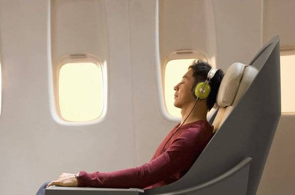 5 Tips Traveling Terbaik Mengurangi Stres saat Naik Pesawat untuk Perjalanan Jauh