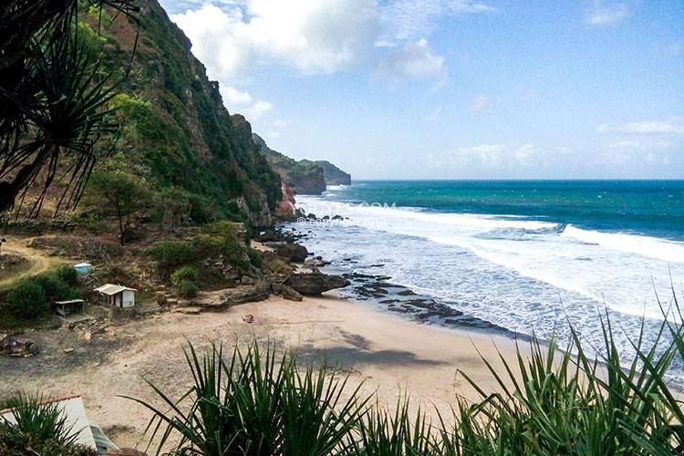 7 Pantai Cantik Pacitan yang Menawarkan Keindahan Alam yang Mempesona 3