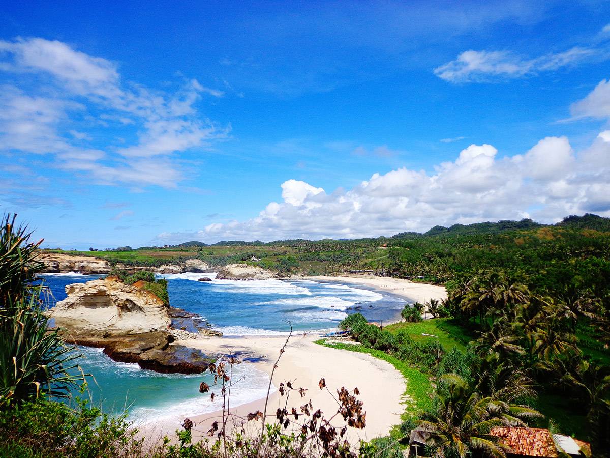 7 Pantai Cantik Pacitan yang Menawarkan Keindahan Alam yang Mempesona 5