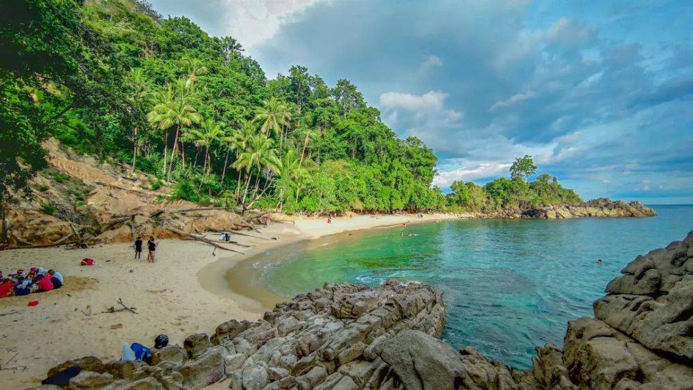Menikmati Keindahan 6 Destinasi Wisata Pantai Ambon yang Tak Boleh Dilewatkan 2