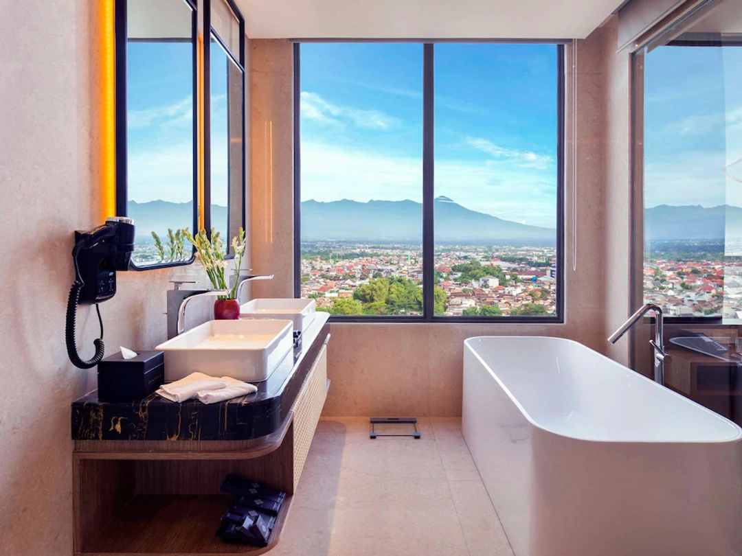 5 Hotel Mewah Malang Dilengkapi Dengan Bathtub, Nikmati Libur Weekend yang Penuh Kenyamanan!