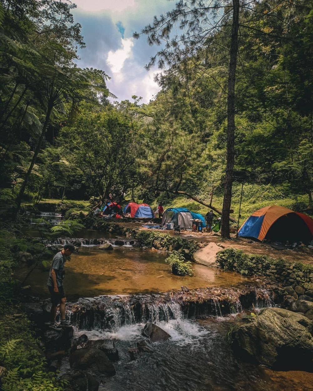 7 Destinasi Camping Pinggir Sungai Berikan Pengalaman Refreshing Tak Terlupakan 3