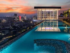 Bersantai dengan Pemandangan Menakjubkan di 5 Hotel Kolam Renang Rooftop Bandung 4