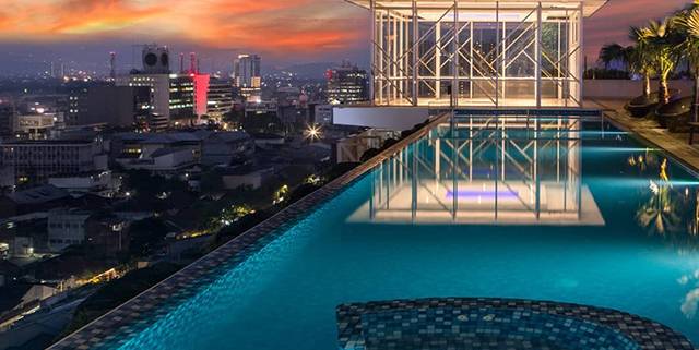 Bersantai dengan Pemandangan Menakjubkan di 5 Hotel Kolam Renang Rooftop Bandung 4