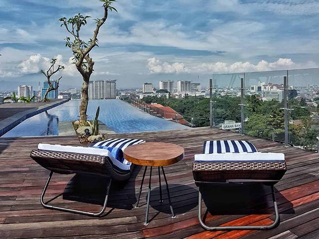 Bersantai dengan Pemandangan Menakjubkan di 5 Hotel Kolam Renang Rooftop Bandung