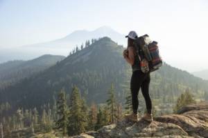 Cuaca Terik Ini Dia 5 Barang yang Harus Ada dalam Tas Traveling Kamu 4