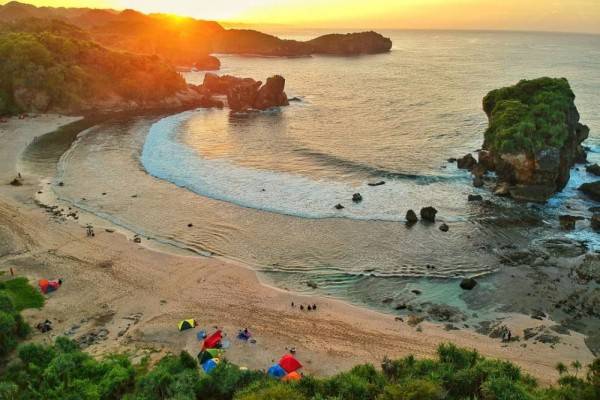 Menikmati Sunset di 6 Pantai Gunungkidul Tersembunyi Yang Indah Dan Mempesona 5