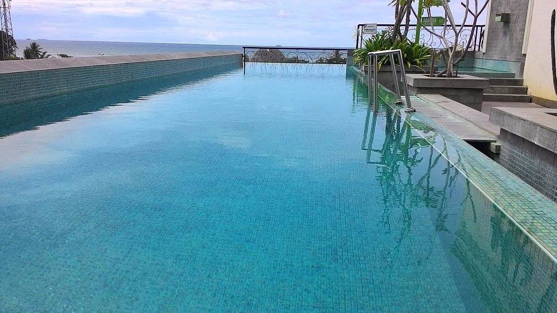 5 Rekomendasi Hotel Terbaik Di Padang dengan Fasilitas Kolam Renang 4