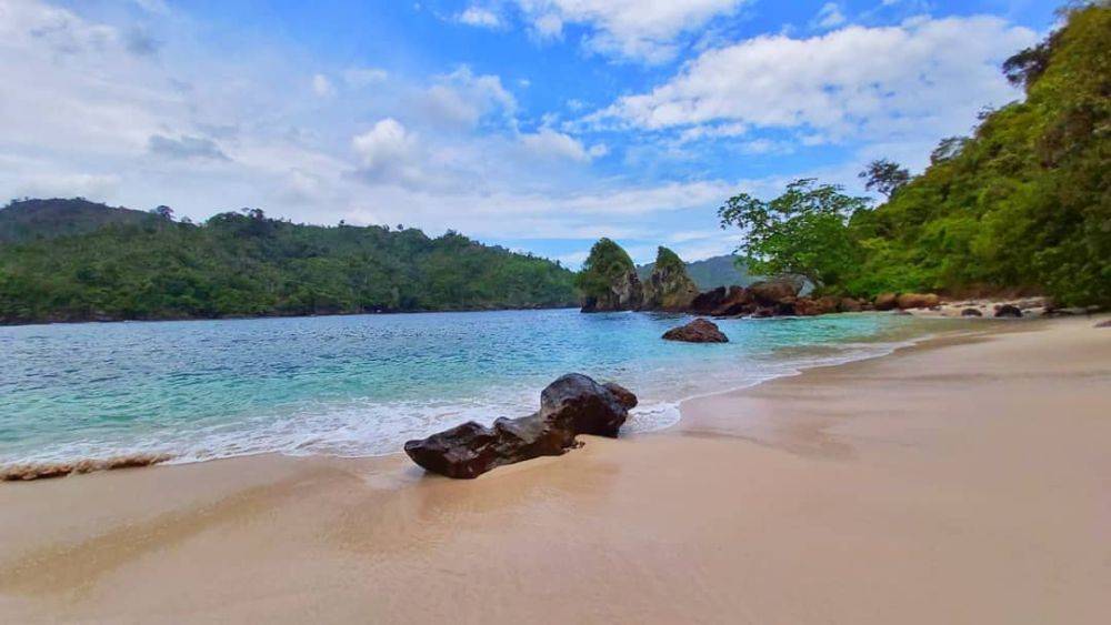 Beach Hopping Seru di Desa Bowele ! Temukan 6 Wisata Alam Malang yang Memukau 2