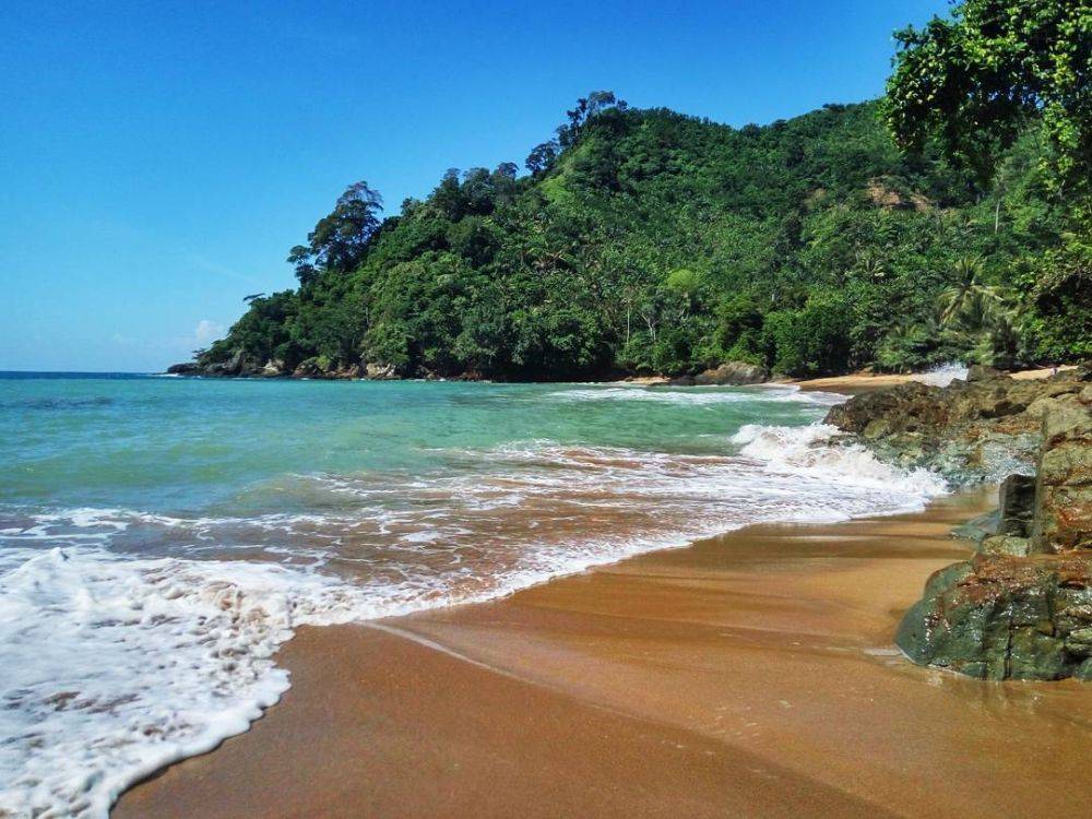 Beach Hopping Seru di Desa Bowele ! Temukan 6 Wisata Alam Malang yang Memukau 6