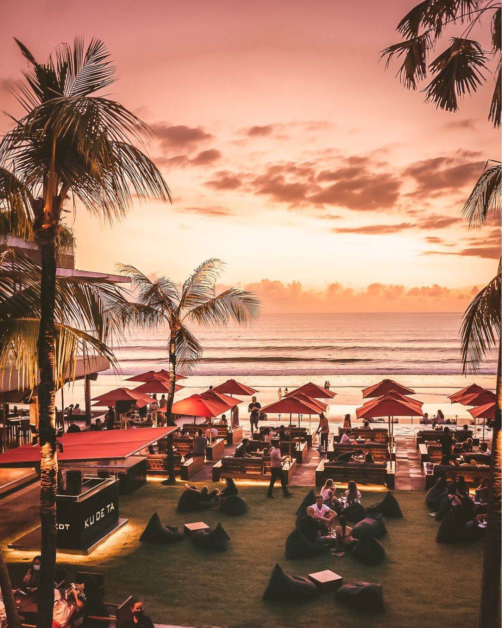 5 Sunset Bar Bali Terpopuler Paling Hits untuk Chill Out 2