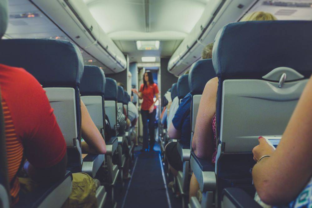 5 Tips Traveling Terbaik untuk Menikmati Kursi Tengah di Pesawat dengan Nyaman 2