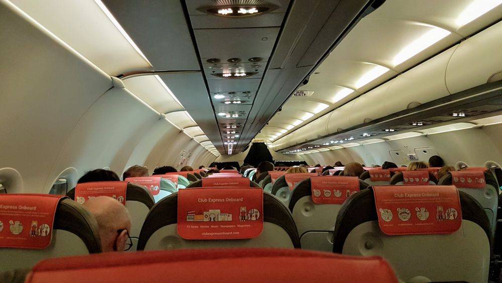 5 Tips Traveling Terbaik untuk Menikmati Kursi Tengah di Pesawat dengan Nyaman